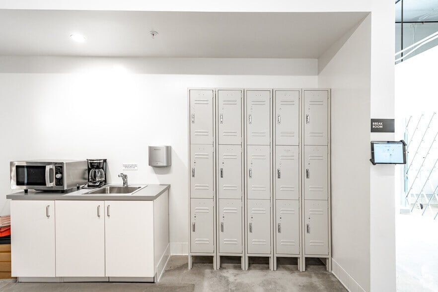 More Photos Of 16711-16725 Hawthorne Blvd, Lawndale Unknown For Lease