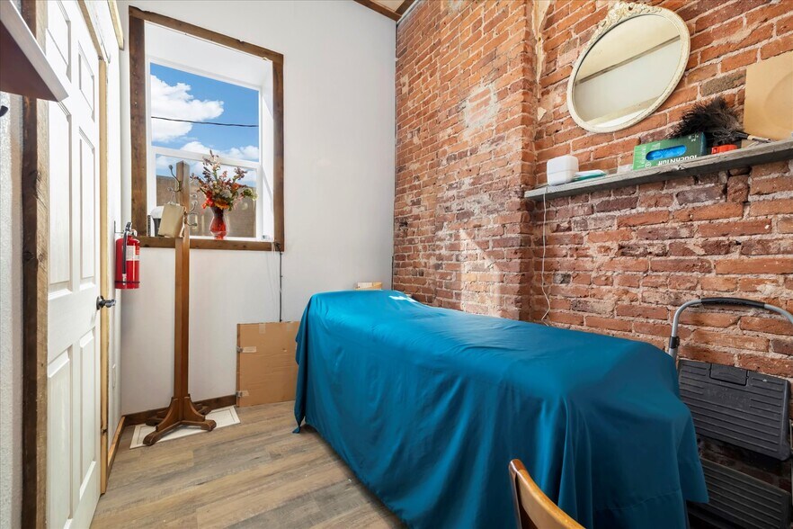 More Photos Of 310 Victor Ave, Victor General Retail For Sale