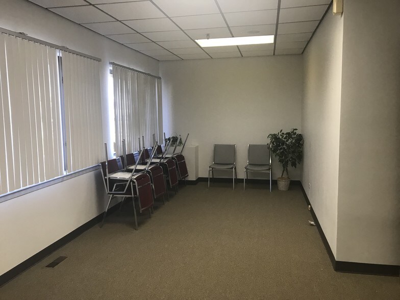 More Photos Of 1240-1290 Bamburg Ct, Hanover Park Medical For Lease