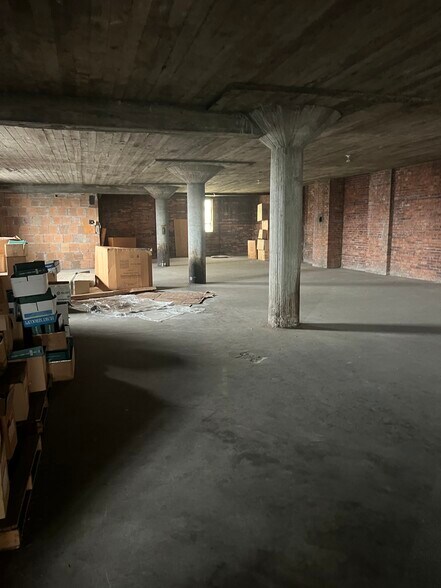 More Photos Of 740 8th Ave, Huntington Warehouse For Lease