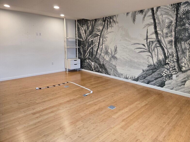 More Photos Of 2201 N Hollywood Way, Burbank Showroom For Lease