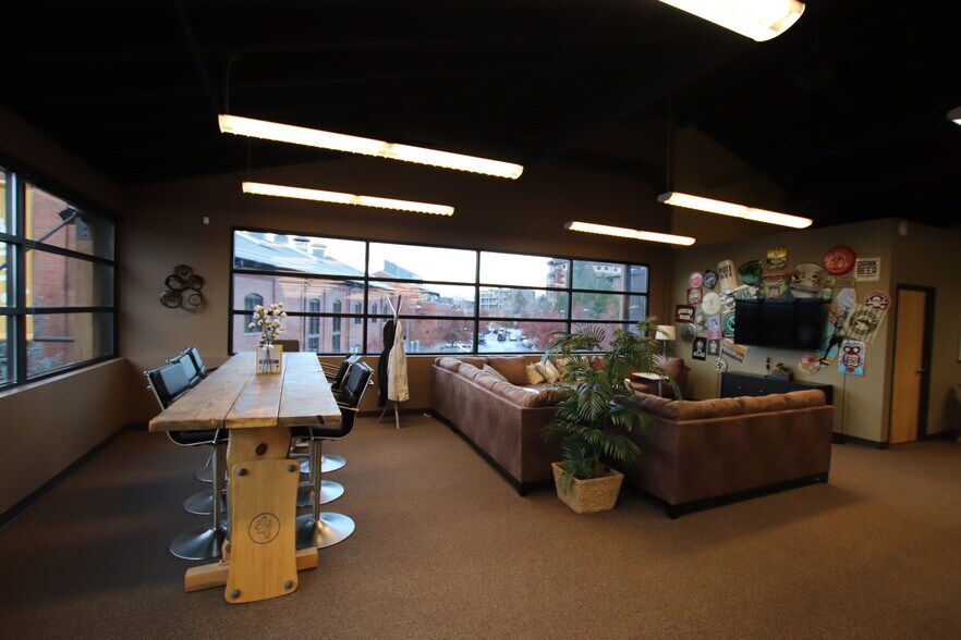 More Photos Of 450 SW Powerhouse Dr, Bend Storefront For Lease