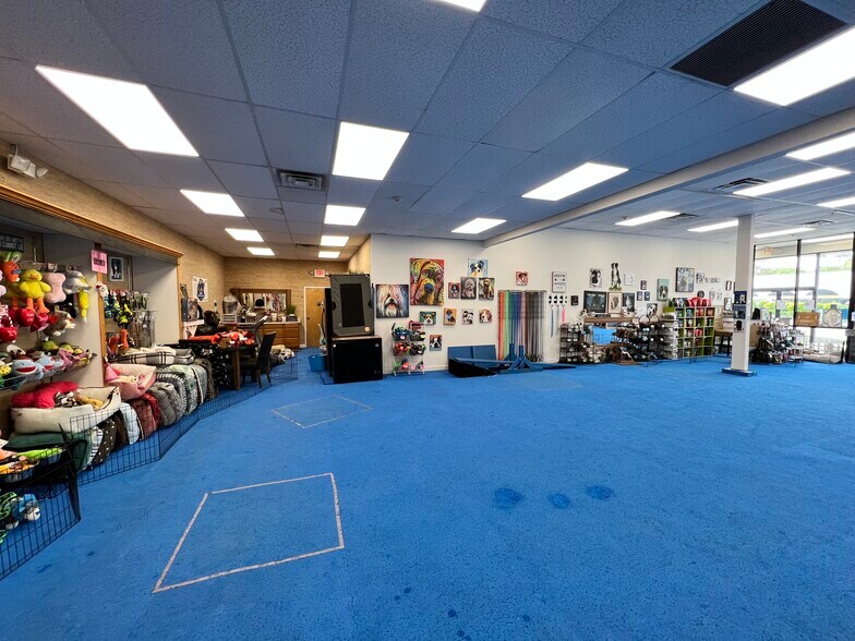 More Photos Of 42 Worcester St, Natick Freestanding For Lease