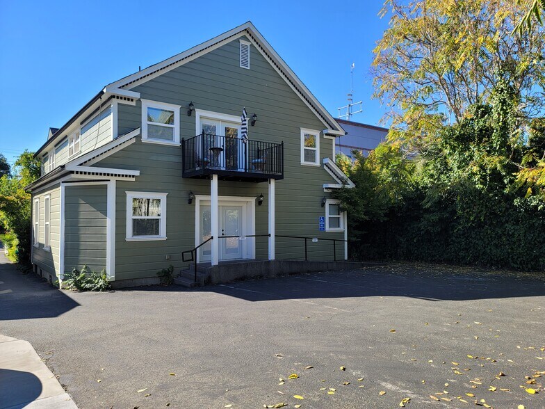 More Photos Of 230 Center St, Healdsburg Office For Lease