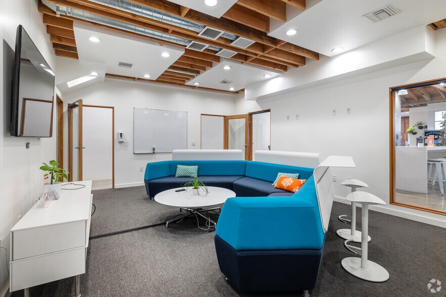 More Photos Of 3384 Robertson Pl, Los Angeles Unknown For Lease