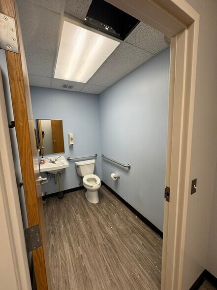 More Photos Of 507 W Kendall Dr, Yorkville Medical For Lease