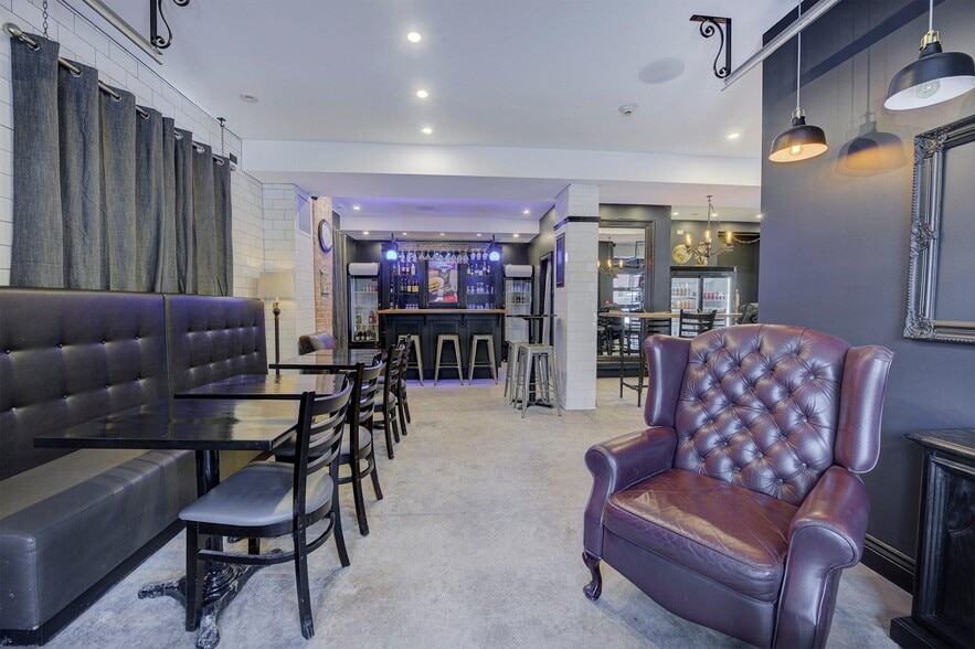 More Photos Of 138 Rue Wellington, Gatineau Storefront Retail Residential For Sale