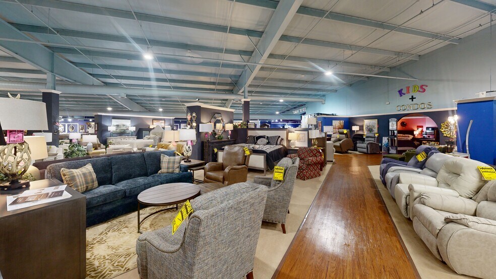 More Photos Of 2013 N 13th St, Rogers Freestanding For Sale