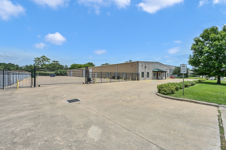 More Photos Of 11322 Neeshaw Dr, Houston Warehouse For Lease