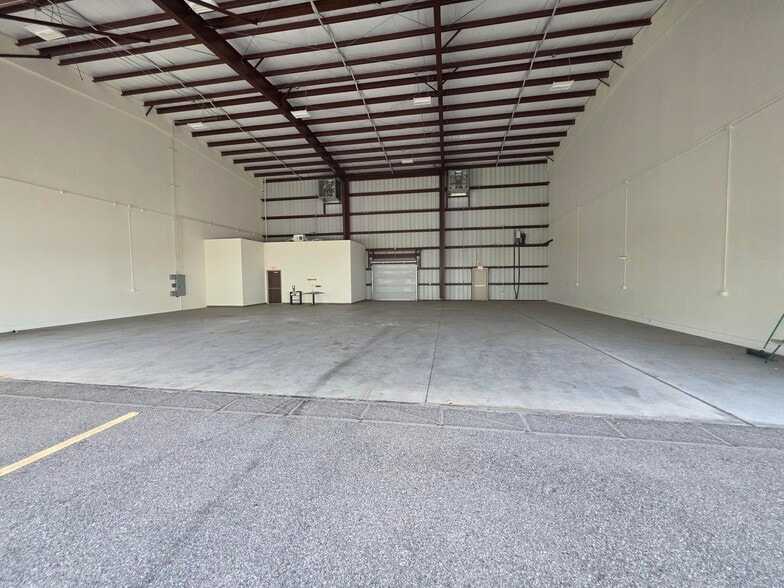 More Photos Of 5-13 Crosley Ln, Sebring Airplane Hangar For Lease