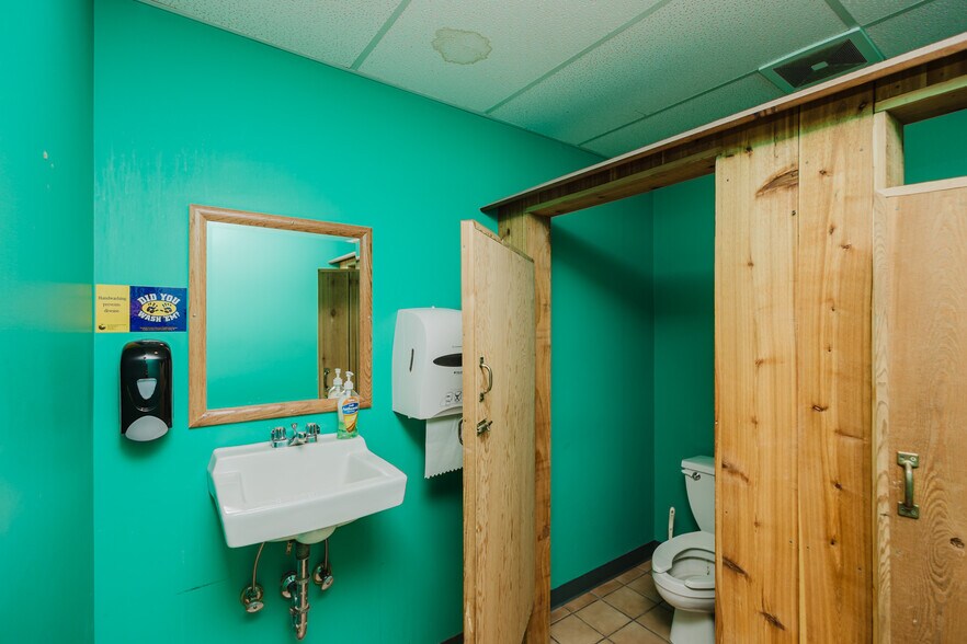 More Photos Of 830 N Kansas Ave, Topeka Bar For Sale