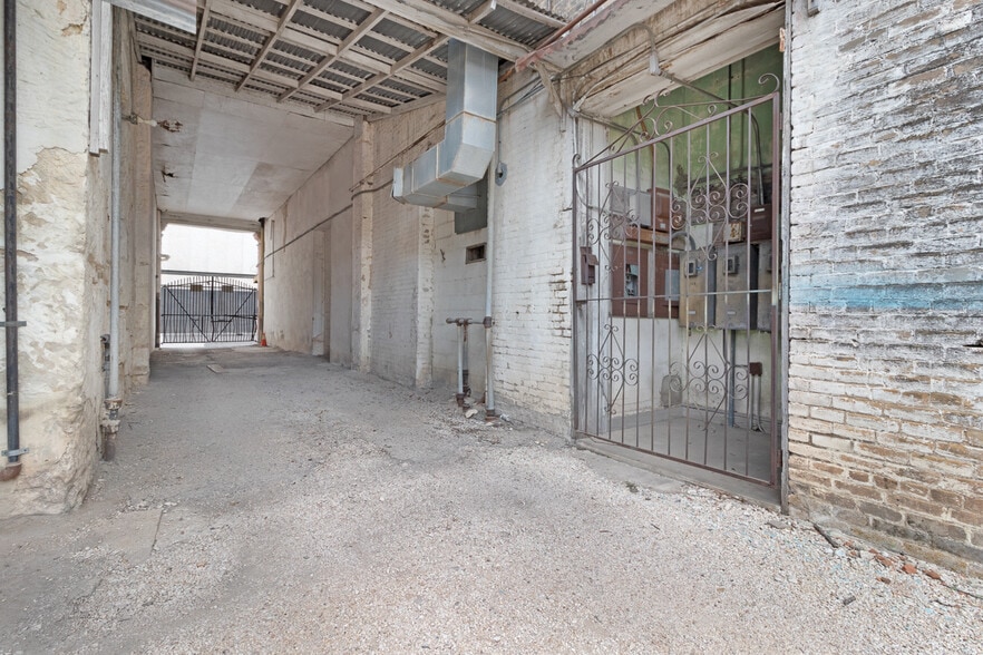 More Photos Of 111-113 N Flores St, San Antonio Storefront Retail Residential For Sale