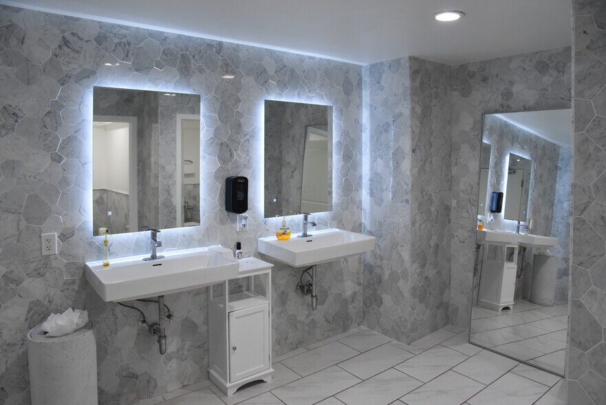 More Photos Of 3242 S Halladay St, Santa Ana Light Distribution For Lease