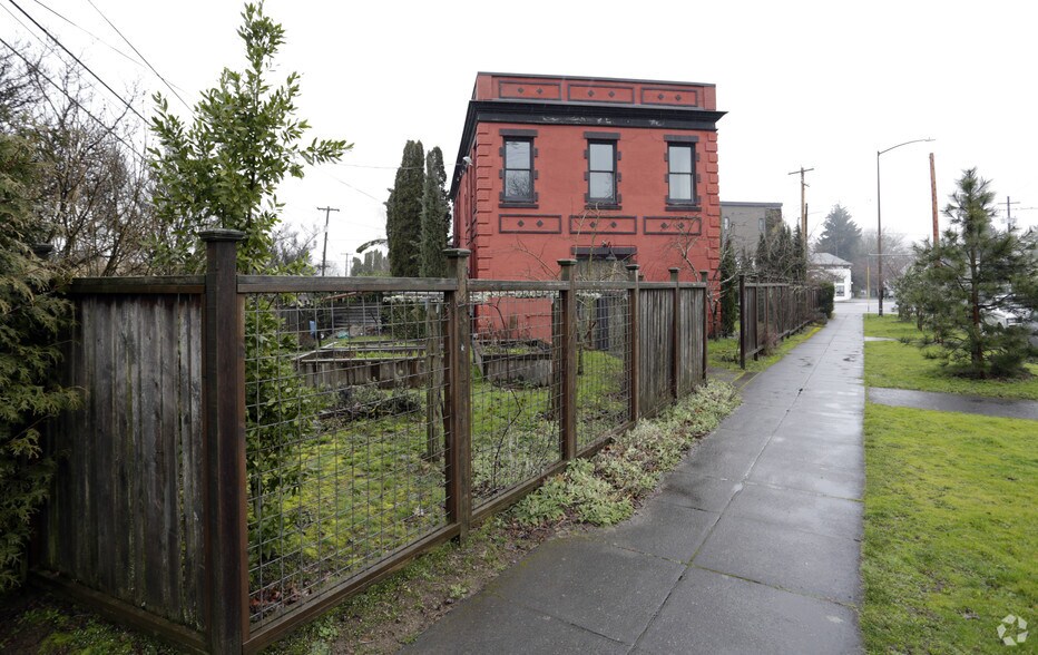 More Photos Of 711 NE Dekum St, Portland Restaurant For Sale