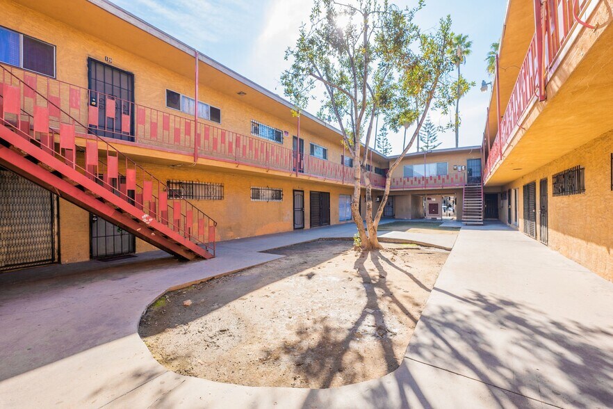 More Photos Of 601 W 82nd St, Los Angeles Apartments For Sale