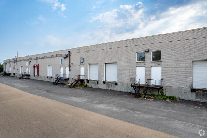 More Photos Of 1955-1977 Rue Notre-Dame-de-Fatima, Laval Warehouse For Lease