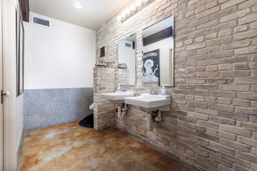 More Photos Of 950 E Grayson St, San Antonio Lodge Meeting Hall For Sale
