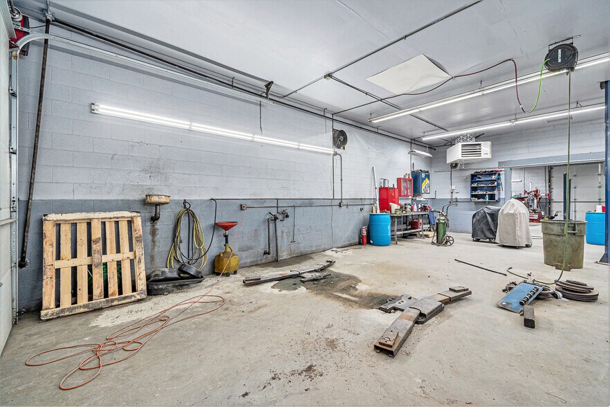 More Photos Of 1023 N 16th St, Council Bluffs Auto Repair For Sale