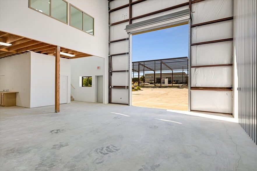 More Photos Of 10020 Darden Hill Rd, Austin Light Distribution For Lease