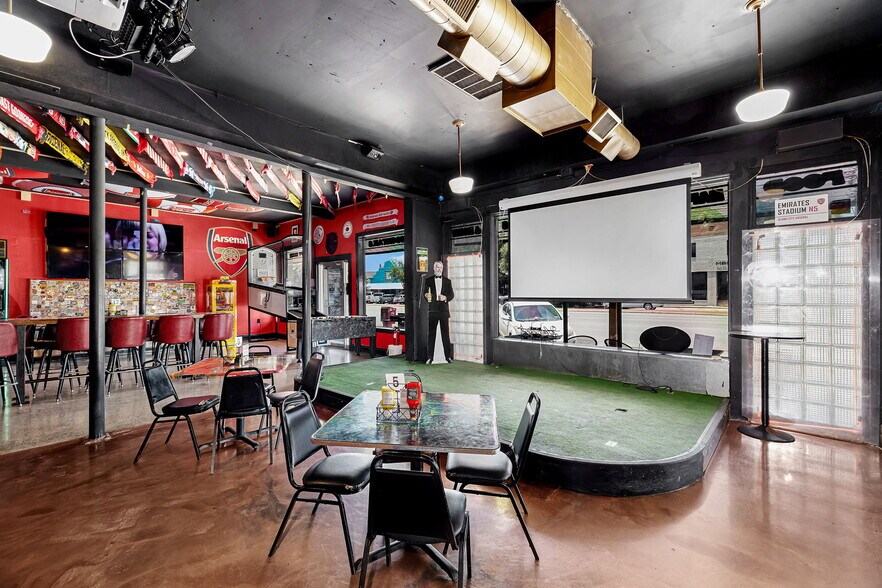 More Photos Of 5050 Broadway, Alamo Heights Restaurant For Sale