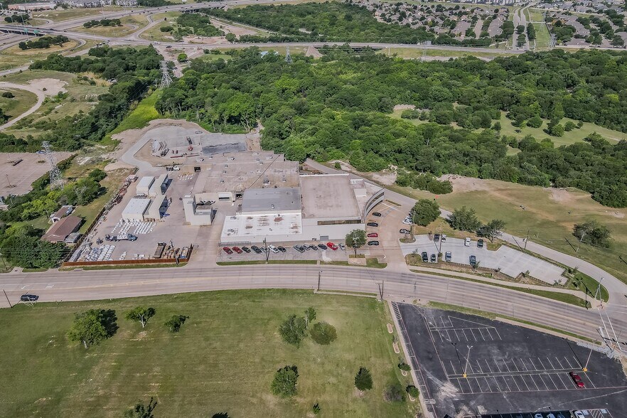 More Photos Of 500 Winscott Rd, Benbrook Manufacturing For Sale