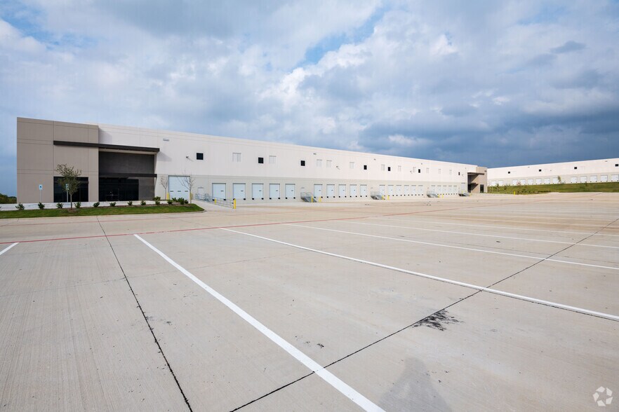 More Photos Of 3233 Buda Ln, Fort Worth Distribution For Lease
