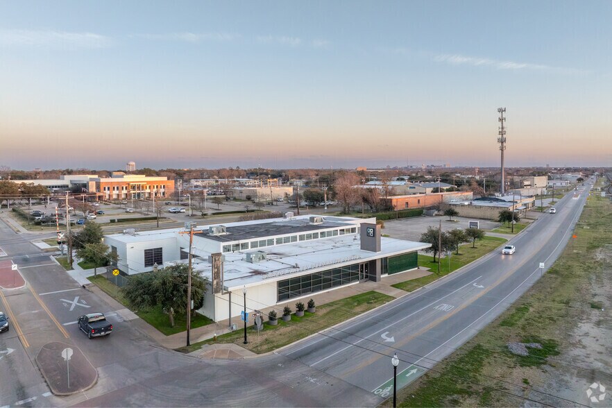 More Photos Of 401 S Main St, Bryan General Retail For Sale