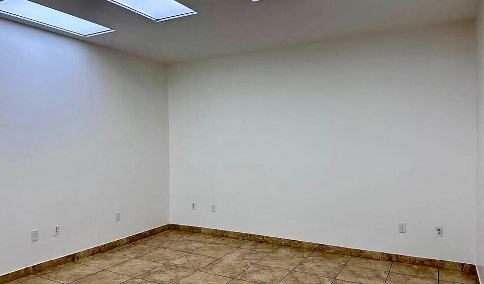 More Photos Of 806 Hallmark Dr, Laredo Warehouse For Lease