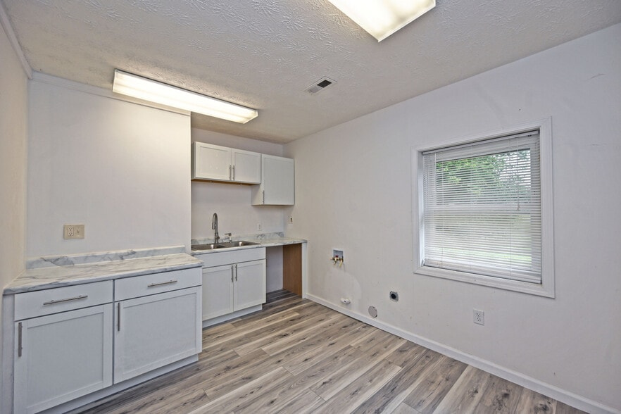 More Photos Of 9101 N Dixie Dr, Dayton Storefront Retail Office For Sale