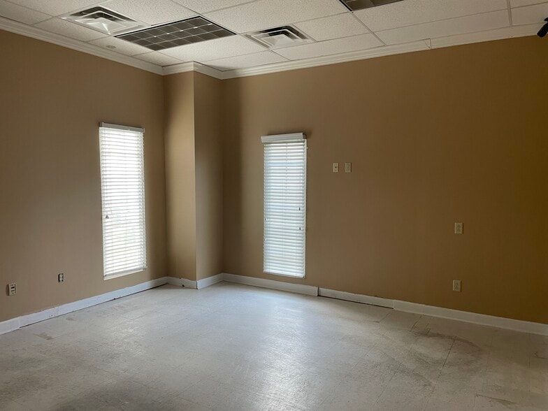 More Photos Of 6131 Shallowford Rd, Chattanooga Office For Sale