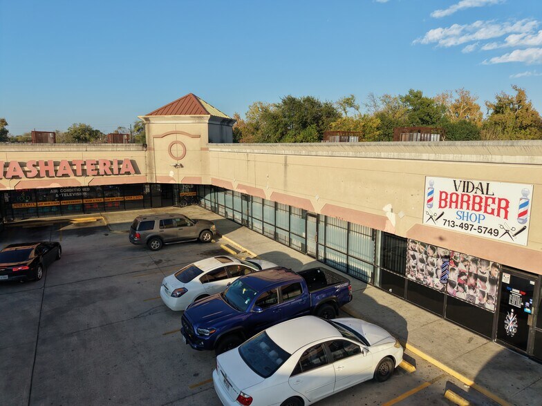 More Photos Of 239 W Tidwell Rd, Houston Unknown For Lease