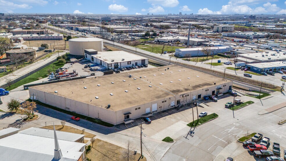 More Photos Of 13908-13910 Distribution Way, Farmers Branch Distribution For Lease