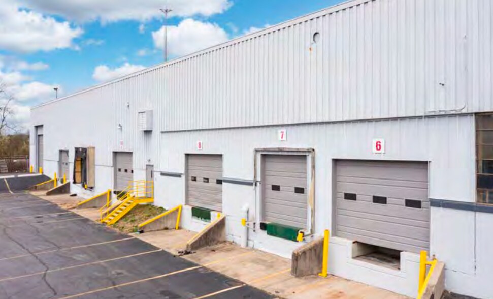 More Photos Of 10333-10335 Wayne Ave, Cincinnati Manufacturing For Lease