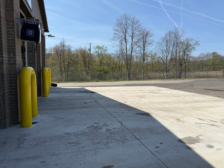 More Photos Of 4881 Pittsburgh Rd, Harrisville Light Distribution For Sale