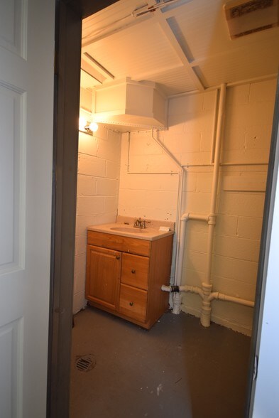 More Photos Of 108 W Jefferson St, Falls Church Warehouse For Lease