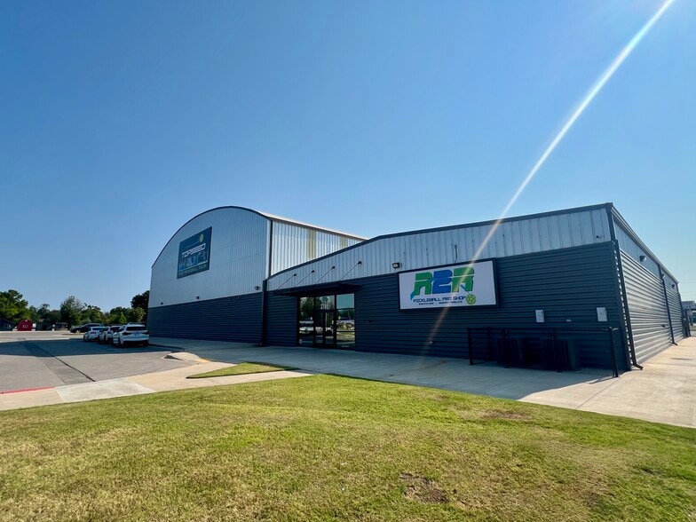 More Photos Of 2795 E 91st St, Tulsa Sports And Entertainment For Sale