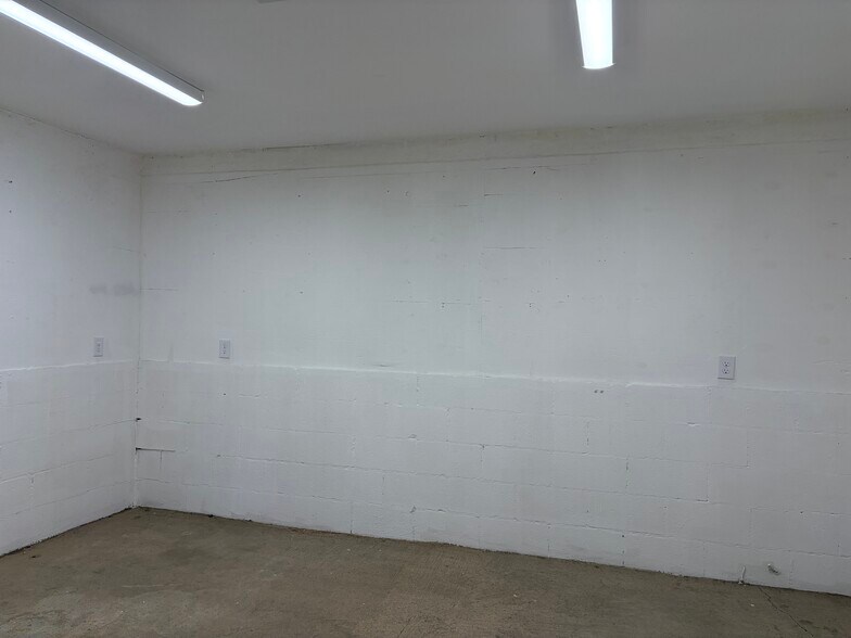 More Photos Of 1354 W College St, Murfreesboro Flex For Lease