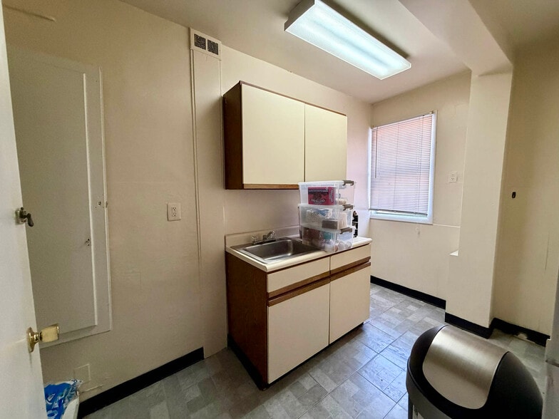 More Photos Of 5209 York Rd, Baltimore Office For Sale