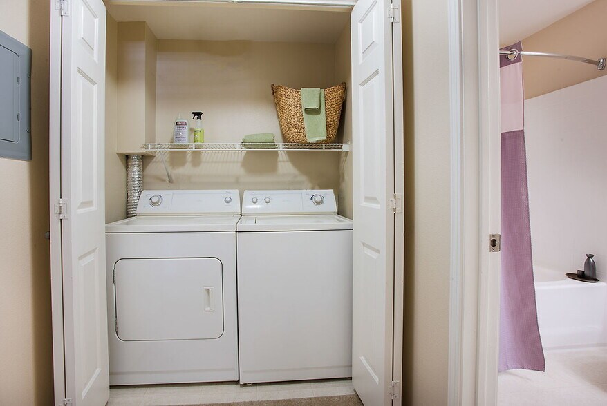 More Photos Of 31 E MacArthur Crescent Dr, Santa Ana Apartments For Lease