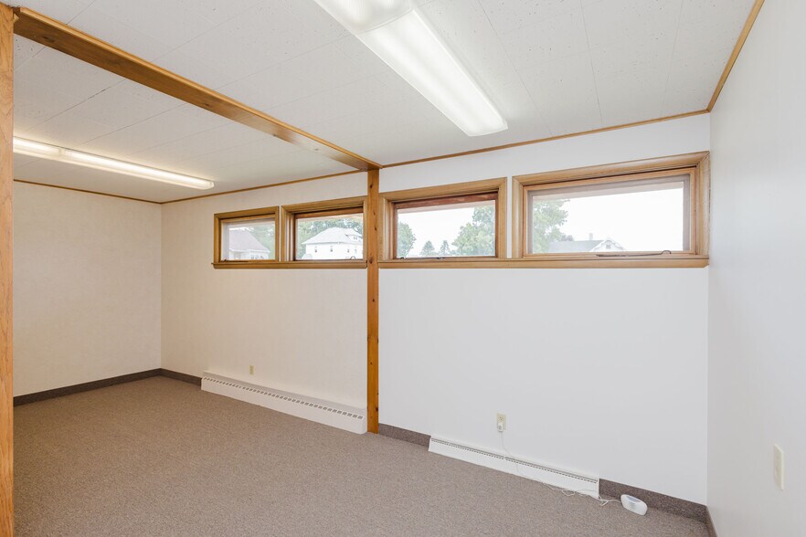 More Photos Of 506 Main St, Hollandale Office For Sale