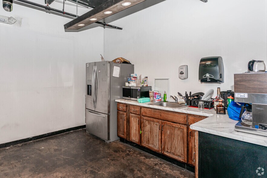 More Photos Of 99 Jersey Ave, New Brunswick Warehouse For Lease