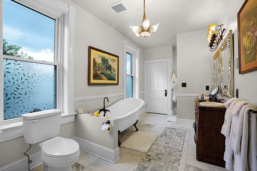 More Photos Of 504 W 5th St, Washington Hospitality For Sale