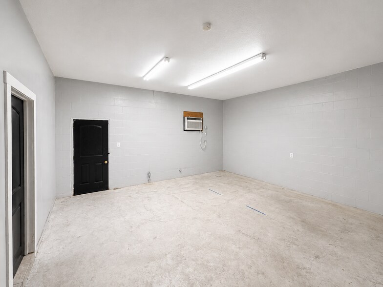 More Photos Of 755 N General McMullen Dr, San Antonio Light Manufacturing For Lease