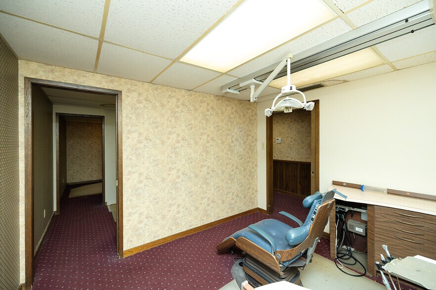 More Photos Of 504 N Poplar St, Peabody Medical For Sale