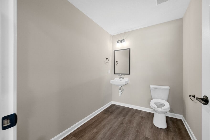 More Photos Of 1400 Dover Rd, Clarksville Showroom For Lease