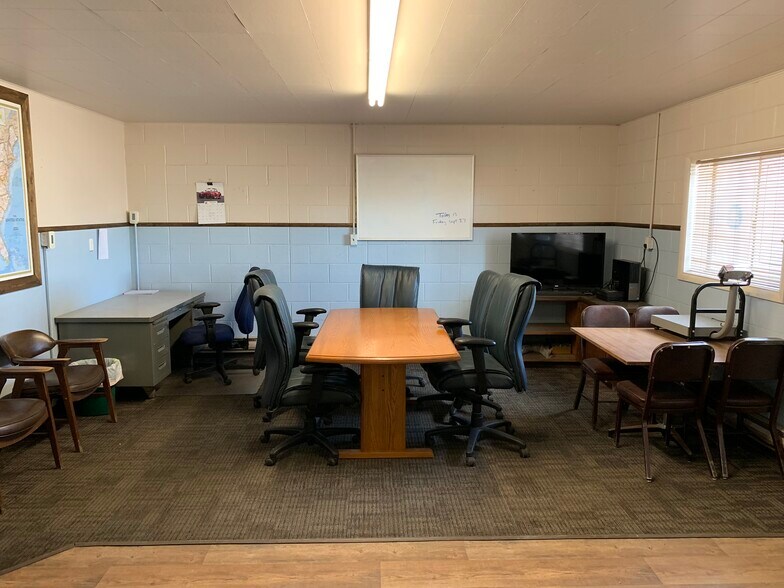 More Photos Of 1016 E State Highway 112, Center Industrial For Sale