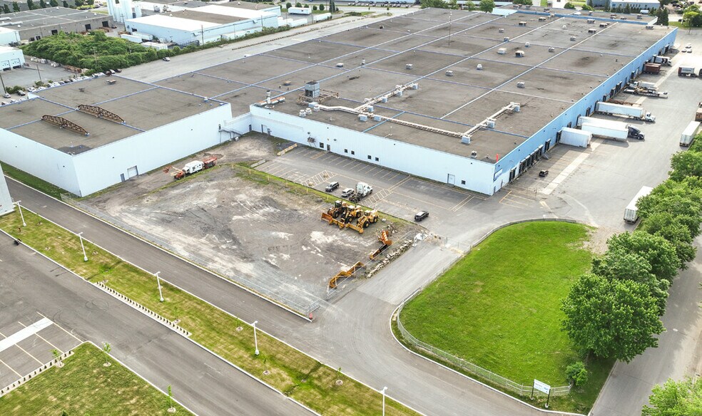 More Photos Of 12225 Boul Industriel, Montréal Warehouse For Lease