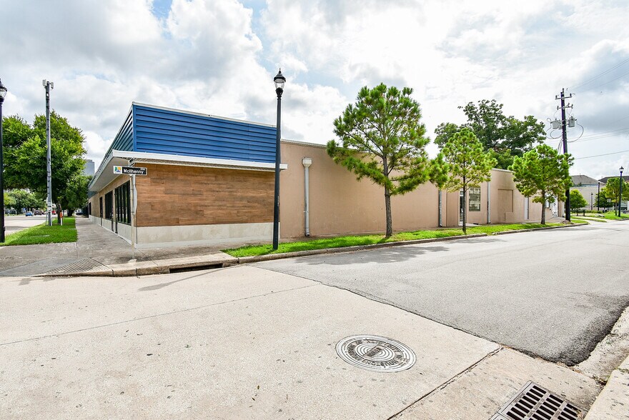 More Photos Of 2323 San Jacinto St, Houston Freestanding For Lease