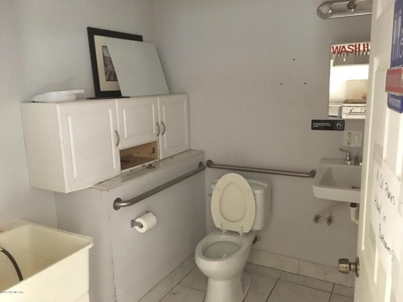 More Photos Of 413 Elm St, Welaka Freestanding For Sale