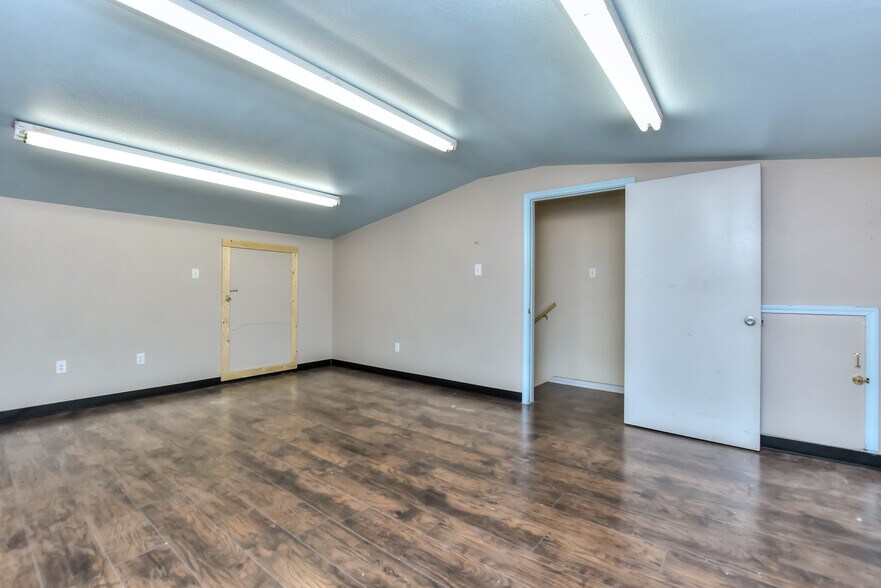 More Photos Of 4159 E University Ave, Georgetown Light Manufacturing For Sale